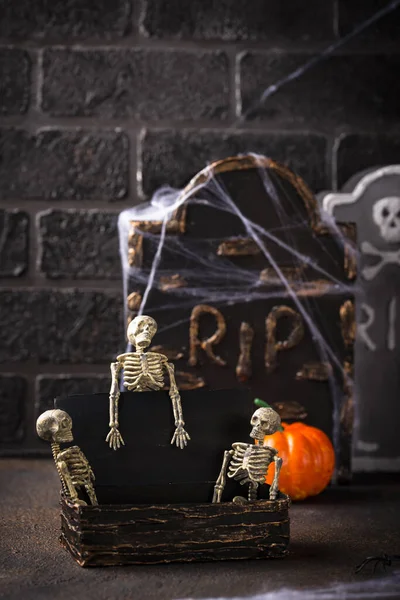 Halloween background with skeletons and tomb — Stock Photo, Image