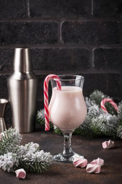 Marşmelovlu pembe Noel kokteyli.