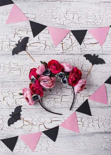 Halloween-Kranz mit rosa Blüten — Stockfoto