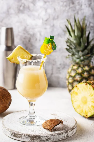 Pina Colada. Traditionell karibisk cocktail — Stockfoto