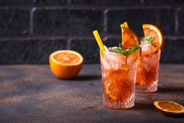 Coquetel Negroni com laranja e gelo — Fotografia de Stock