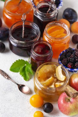 Kavanozlarda farklı reçel çeşitleri