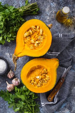 Baharatlı hokkaido balkabağı yarım