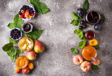 Kavanozlarda farklı reçel çeşitleri