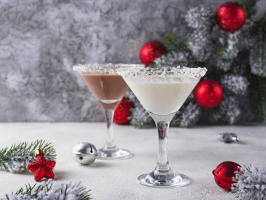 Noel çikolatalı kar tanesi martini kokteyli.