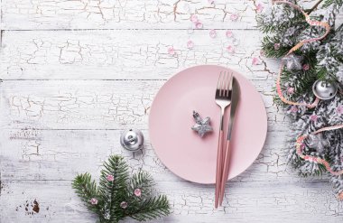 Noel masası pembe renkte.