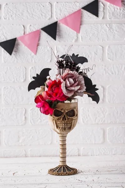 Totenkopf Schale mit rosa Blume — Stockfoto