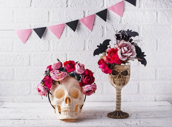 Totenkopf mit Kranz aus rosa Blumen — Stockfoto