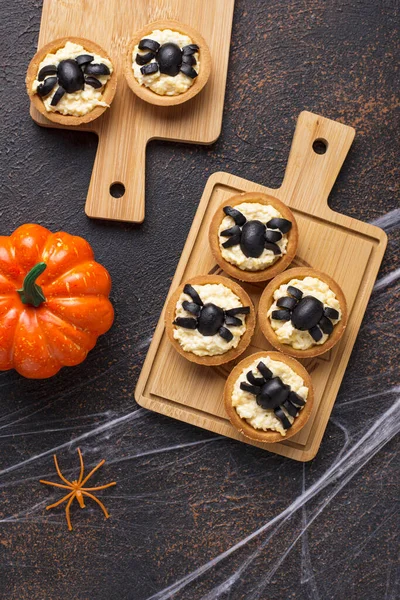 Halloween scary appetizers decorated spiders — Stock Photo, Image