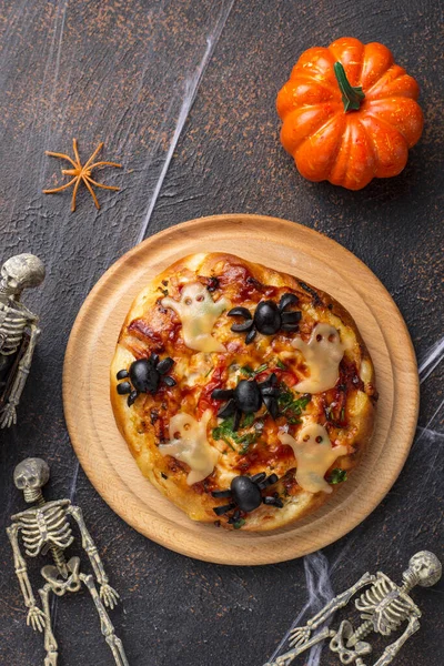 Хеллоуїн страшна піца прикрашена привидами — стокове фото