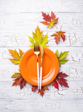 Yapraklı sonbahar tablosu