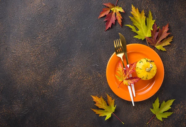 Table d'automne avec feuilles — Photo