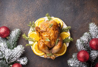 Tatil için fırında hindi veya tavuk.