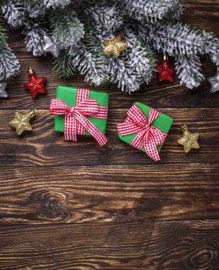 Noel hediye kutuları ve soyulmuş iplik