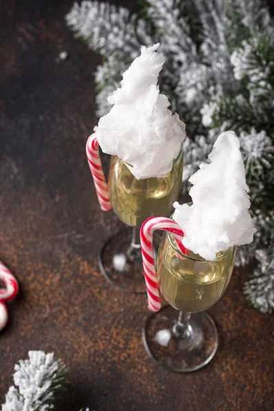 Champagne or prosecco with cotton candy — Stock Photo, Image