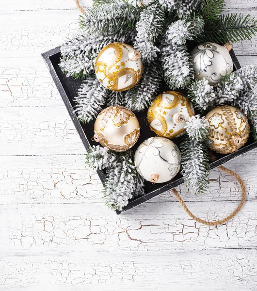 Fondo de Navidad con bola de árbol dorado — Foto de Stock
