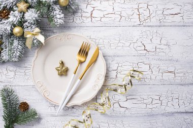 Noel sofrası ve altın dekor