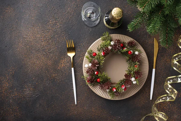 Christmas table setting and golden decor — Stock Photo, Image