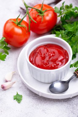 Sarımsaklı taze ev yapımı domates sosu.