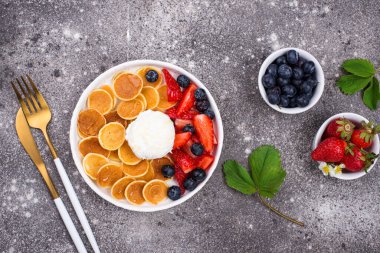 Böğürtlenli küçük krep gevrekleri