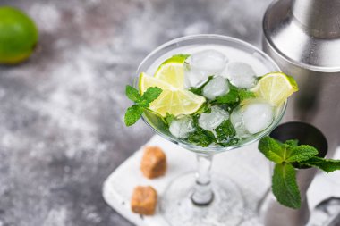 Limonlu ve naneli martini kokteyli..