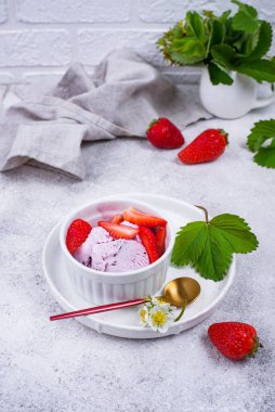 Beyaz kasede çilekli dondurma.