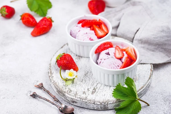 Παγωτό φράουλα σε λευκό μπολ — Φωτογραφία Αρχείου