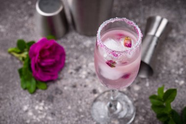 Şampanya ve gül şurubuyla pembe kokteyl.