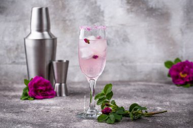 Şampanya ve gül şurubuyla pembe kokteyl.