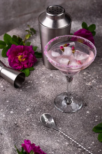 Rosa Cocktail Margarita mit Rosensirup — Stockfoto