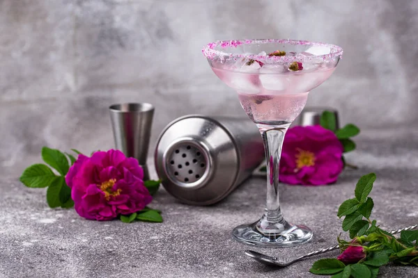 Cocktail rosa Margarita con sciroppo di rosa — Foto Stock