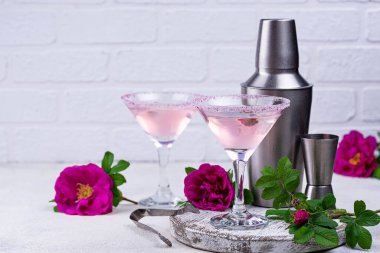 Gül şuruplu pembe martini kokteyli.