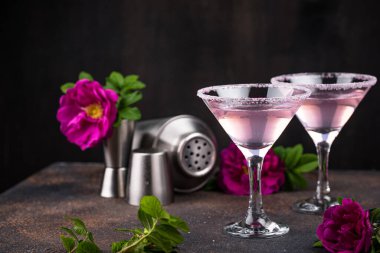 Gül şuruplu pembe martini kokteyli.