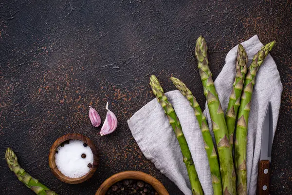 Verse, rauwe, groene asperges — Stockfoto