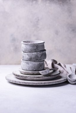 El yapımı beton tabaklar ve kaseler.
