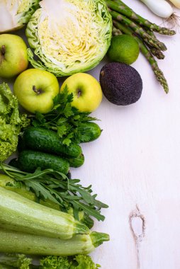 Çeşitli yeşil sebzeler ve meyveler