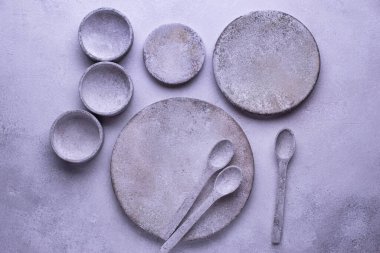 El yapımı beton tabaklar ve kaseler.