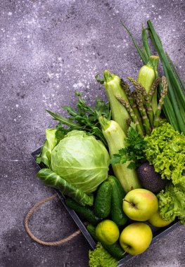 Çeşitli yeşil sebzeler ve meyveler