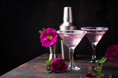 Gül şuruplu pembe martini kokteyli.