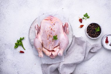 Çiğ tavuk ve baharat.