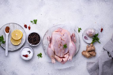 Çiğ tavuk ve baharat.