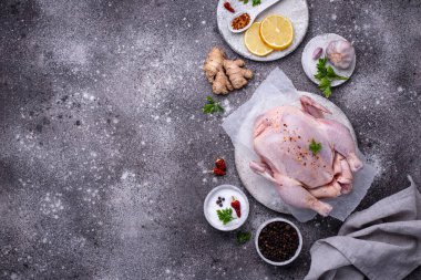 Çiğ tavuk ve baharat.