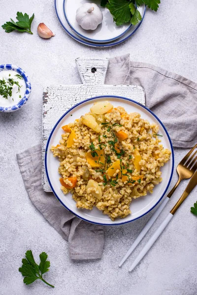 Stewed healthy bulgur with vegetables — Stock Photo, Image