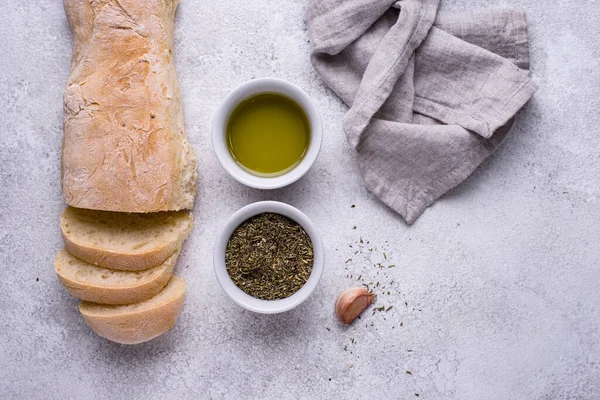 Baguette francesi fatte in casa con olio d'oliva — Foto Stock