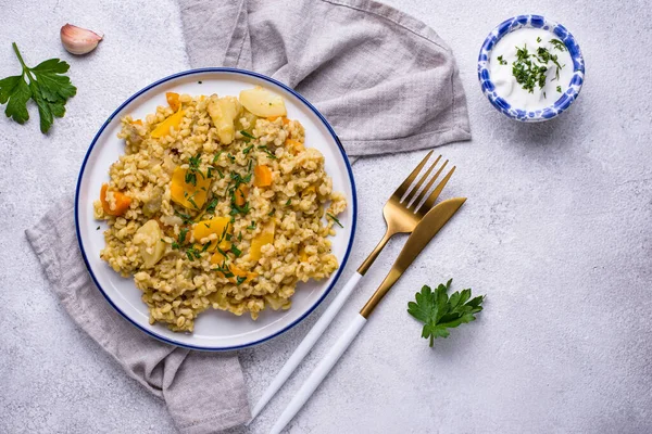 Gesunder Bulgur mit Gemüse gedünstet — Stockfoto