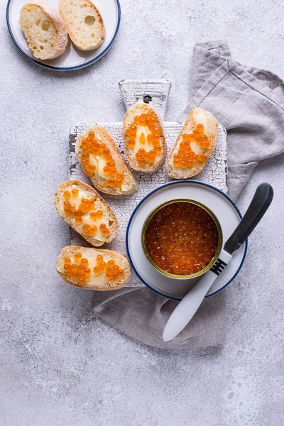 Baguette chleb z czerwonym kawiorem — Zdjęcie stockowe