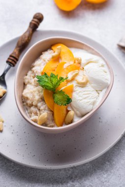 Kayısı ve fındıklı yulaf ezmesi.