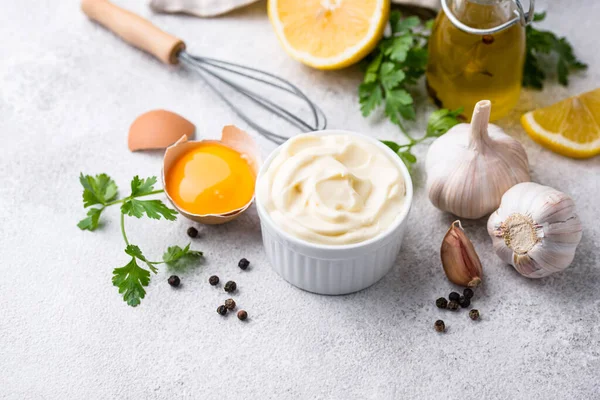 Salsa casera de mayonesa con ingrediente —  Fotos de Stock