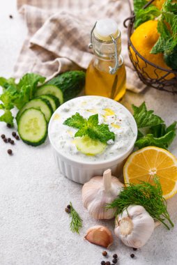 Geleneksel Yunan sosu veya aperatif tzatziki