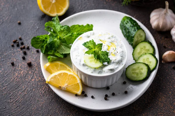 Salsa griega tradicional o aperitivo tzatziki — Foto de Stock